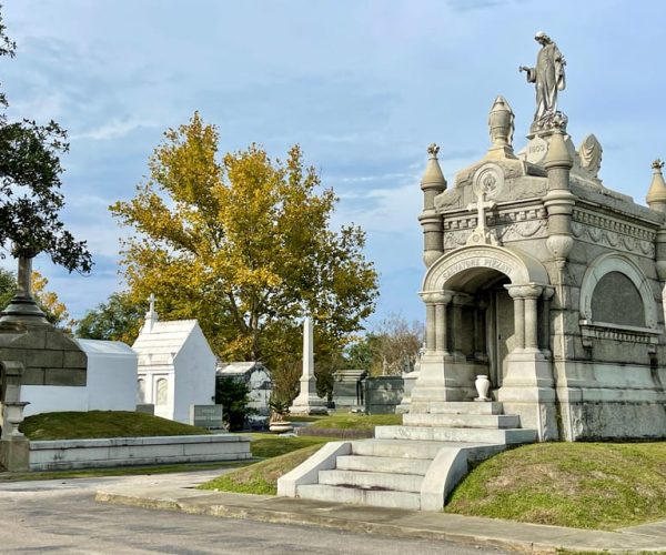 New Orleans: Millionaires Tombs of Metairie Cemetery Tour – Louisiana, United States